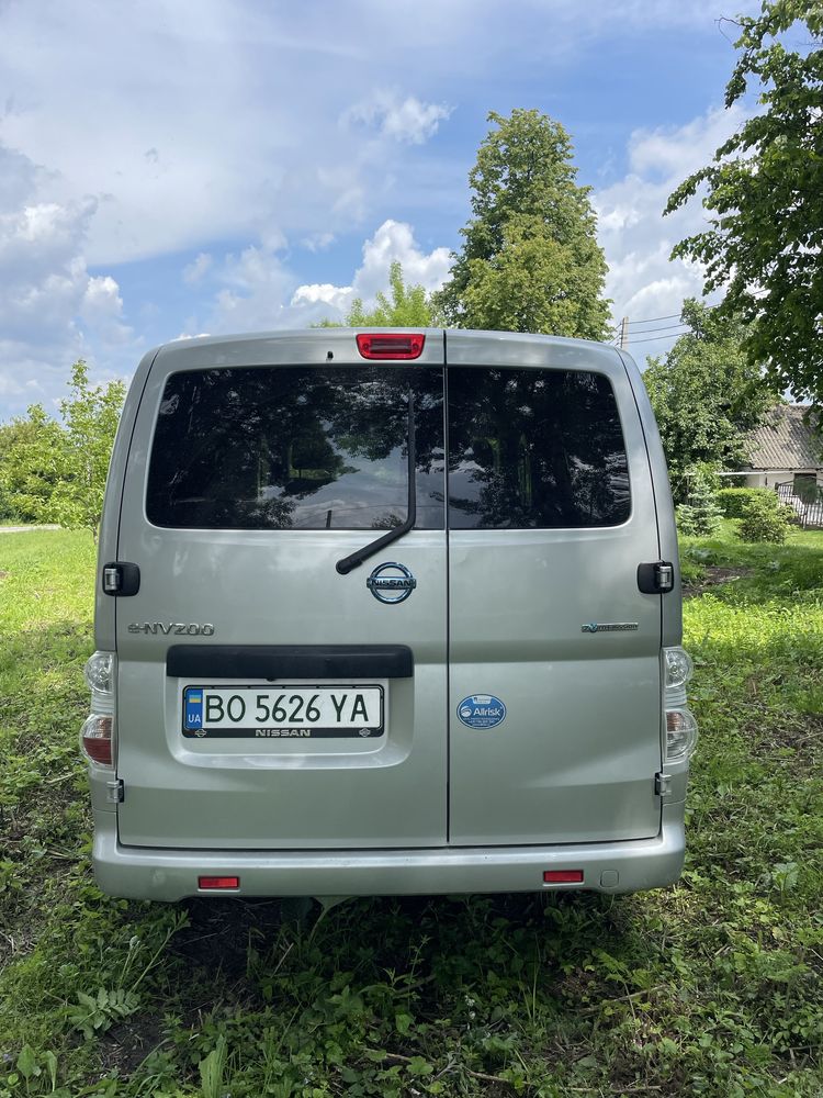 Nissan E-NV200.