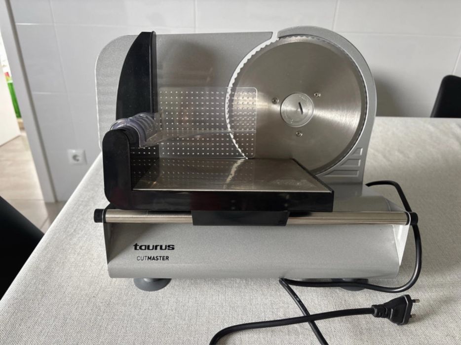 Fiambreira Tauros Cut-Master - NOVA