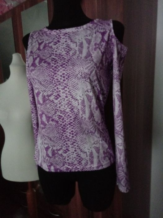 Bluzka z wycięciem na ramionach