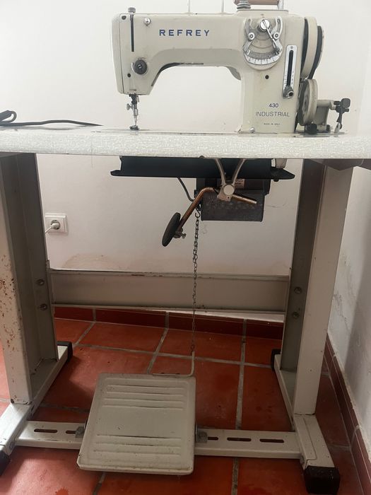 Máquina de costura Refrey Industrial  c/mesa e elétrica