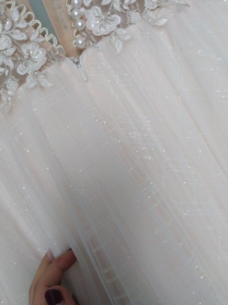 Suknia ślubna brzoskwiniowa rozporek rozcięcie brokatowy dół
