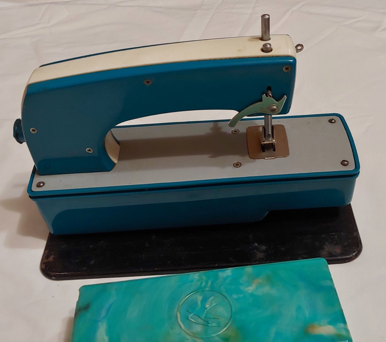 Детская швейная машинка производства 1970-х годов ссср.