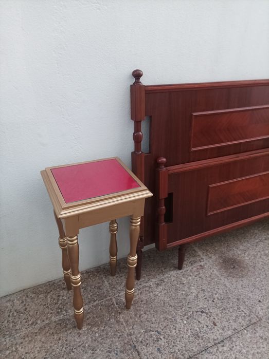 Cama de casal antiga estilo nórdico