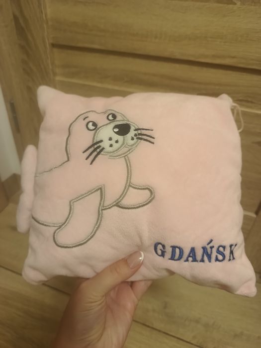 Różowa poduszka z foką i napisem Gdańsk