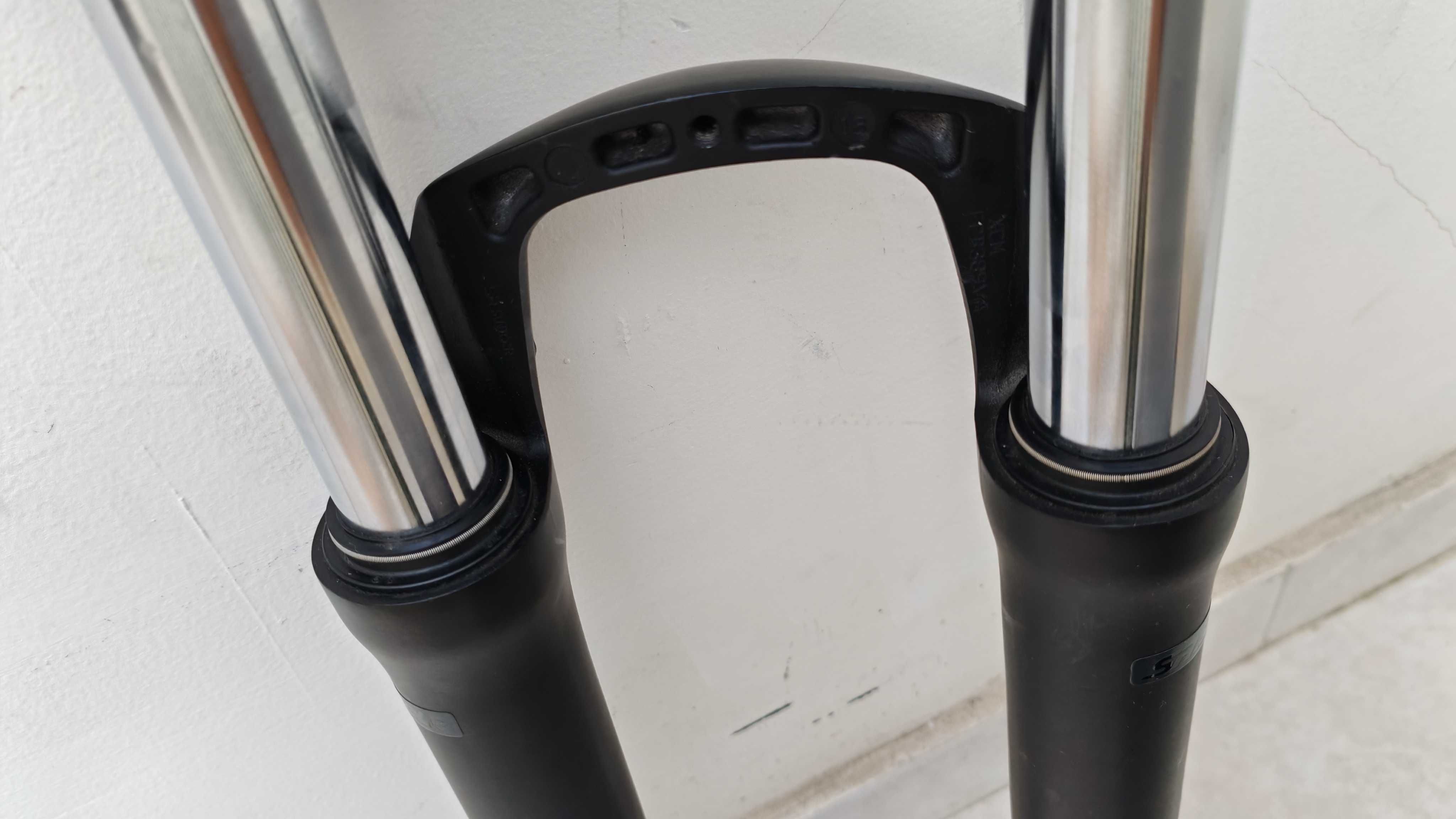 Suspensão Suntour XCM 30 para roda 29 como nova.