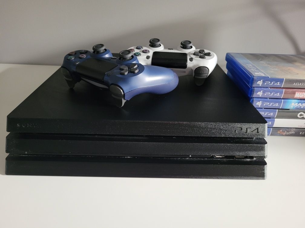 PS4 Pro + 6 gier + 2 pady