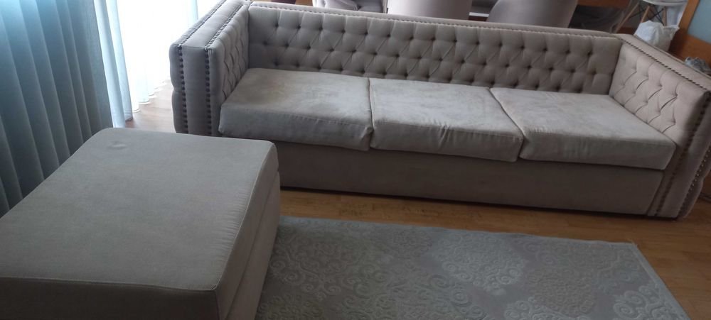 Sofá bege com capitoné