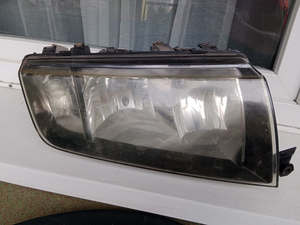 Lampa prawa przód Reflektor Hella Skoda Fabia 1