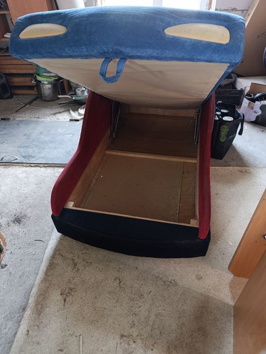 Дитячий диван у вигляді машини