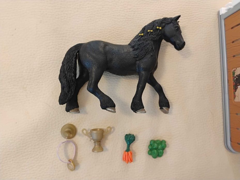 Schleich - box dla konia + figurka konia