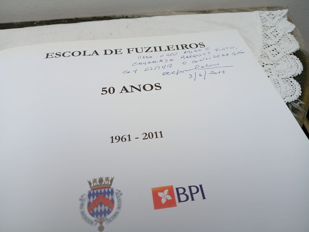 Livro, selos e pin - 50 anos Fuzileiros