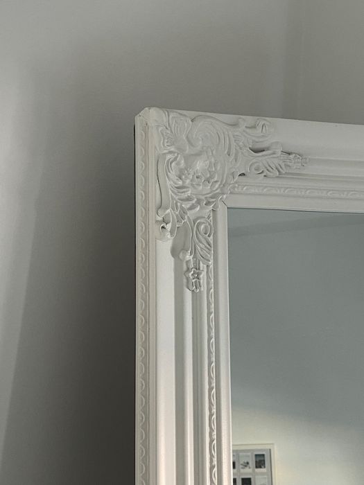 Espelho com rebordo branco