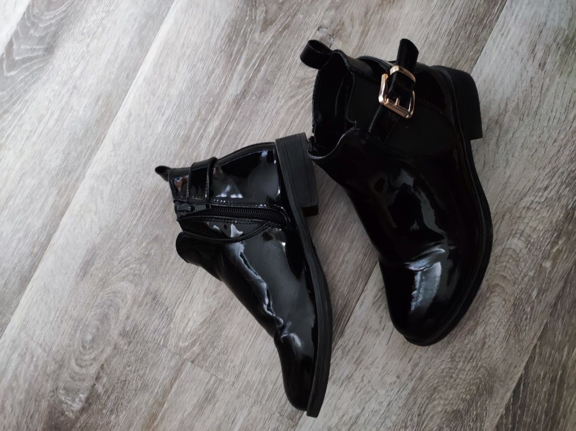 Botas tamanho 34 verniz