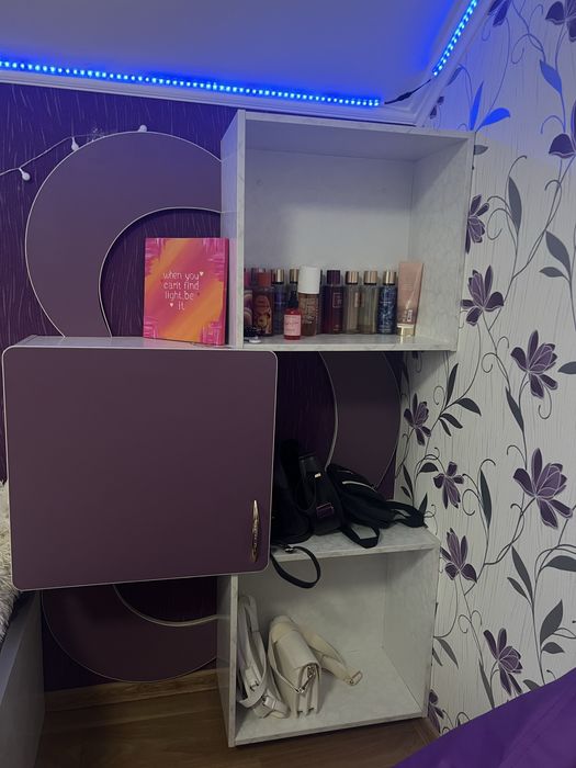 Мебель в кімнату стіл та полиці під стіну