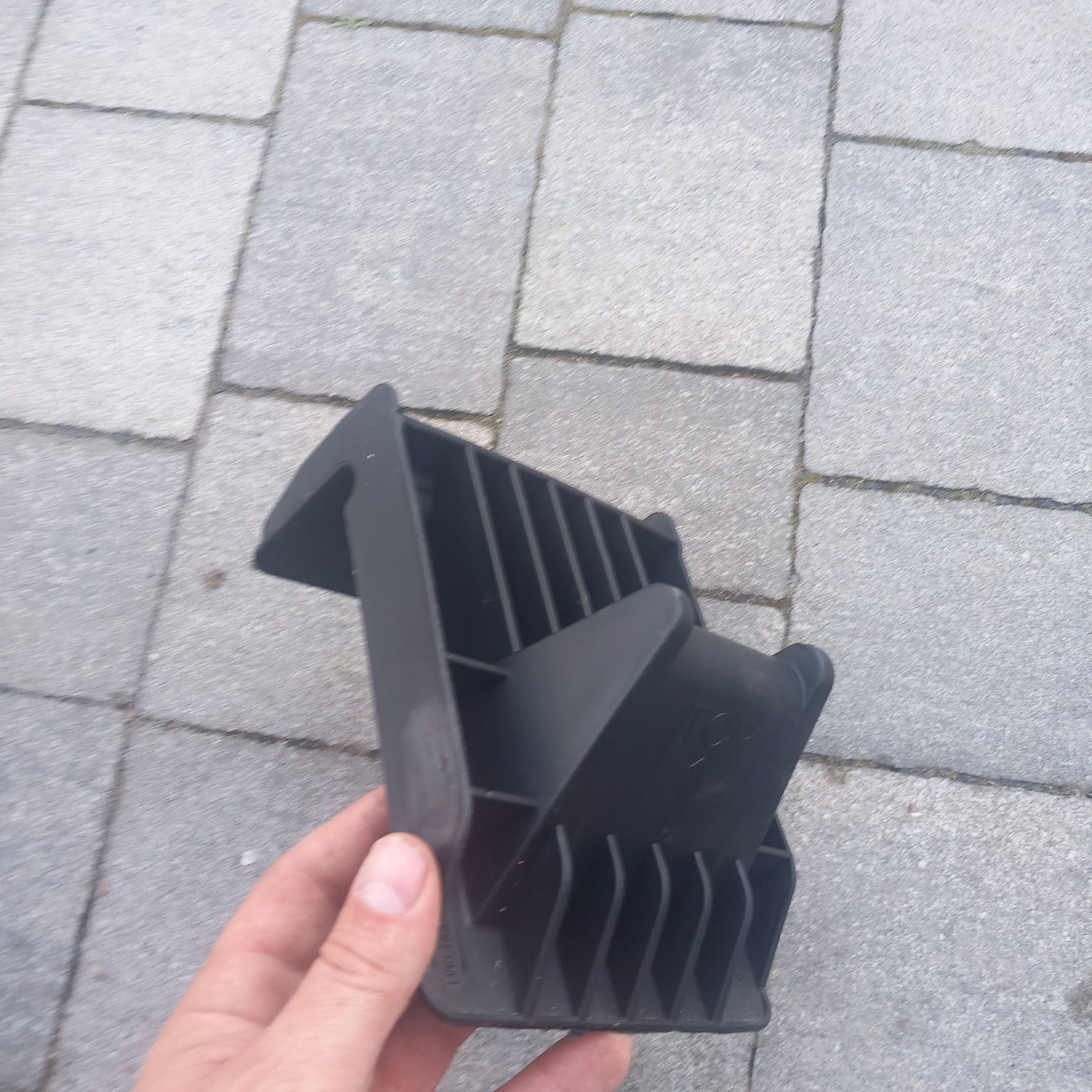 Plastikowy naroznik kątowy do spinania papieru