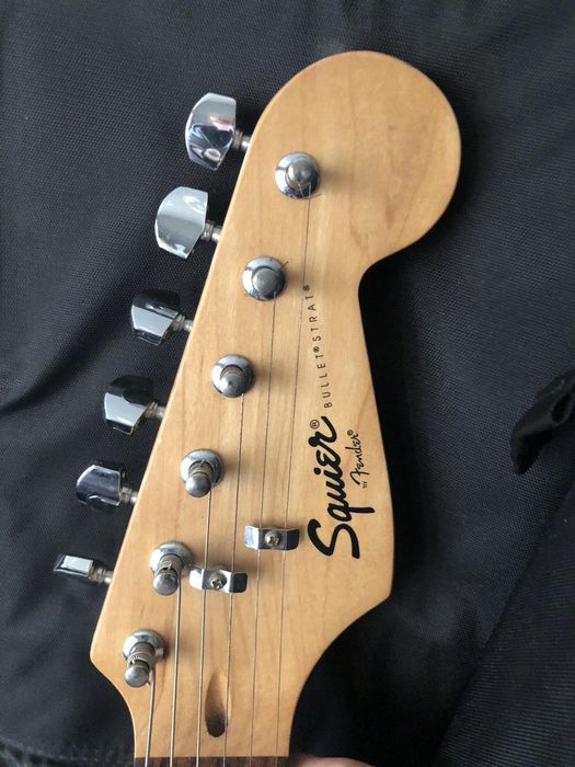 Продам электрогитару Squier bullet strat by fender, чехол, комбик Rola