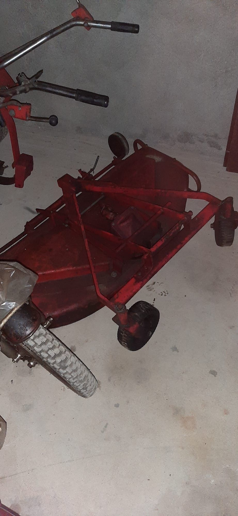 2 máquinas Gravely para cortar mato e prato de cortar relva