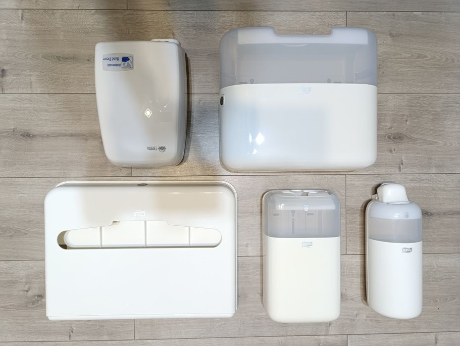 Диспансери Tork для мила, паперу, листів унітазу, рушників, сушарка