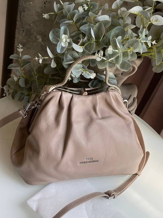 Сумочка з натуральної шаіри з ефектною ручкою