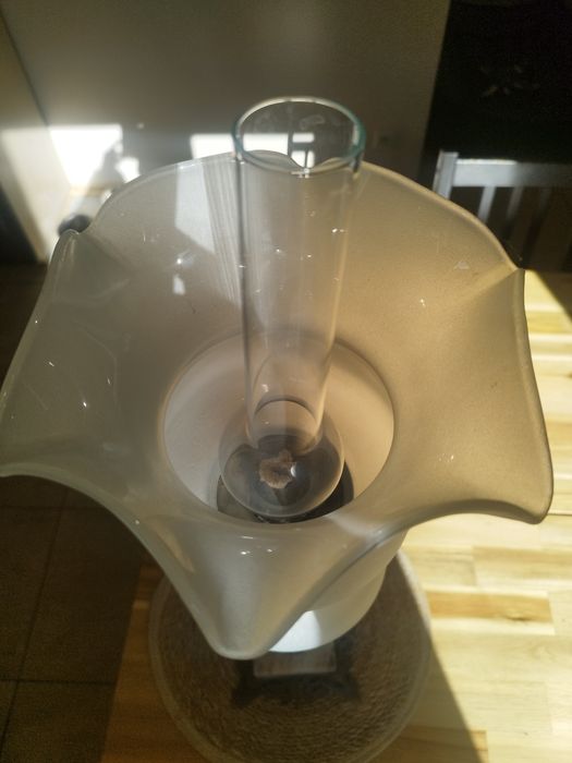 Nowa lampa naftowa z Krosna na marmurowej postawie.