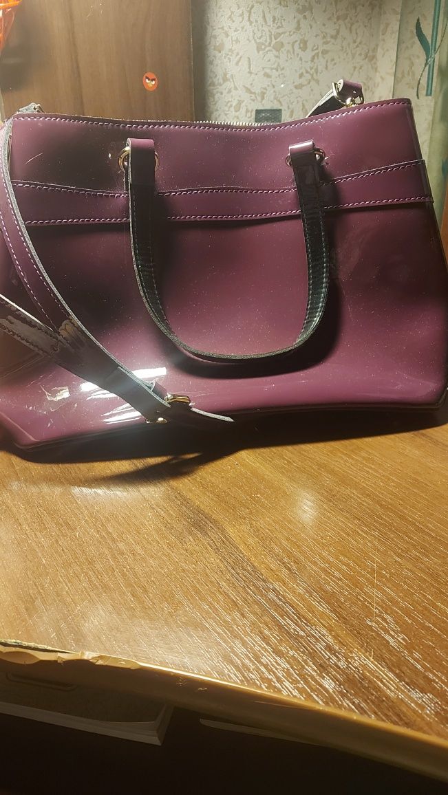 Кожаная лаковая сумка