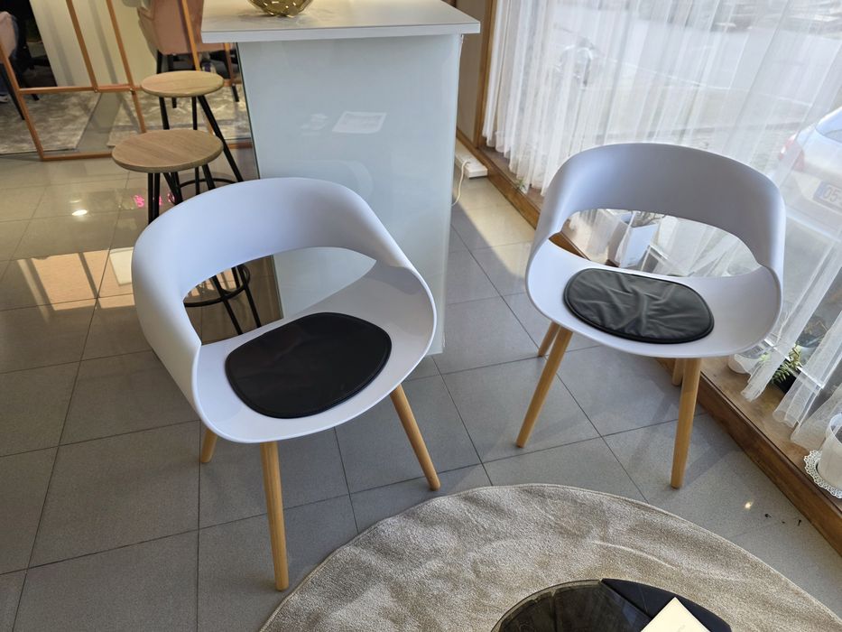 Cadeira Branca Pés Madeira