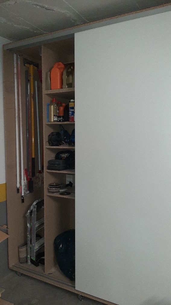 Vendo armário muito resistente para garagem