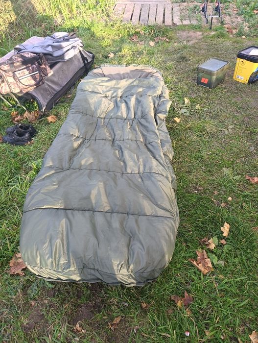 Łóżko karpiowe ze śpiworem.