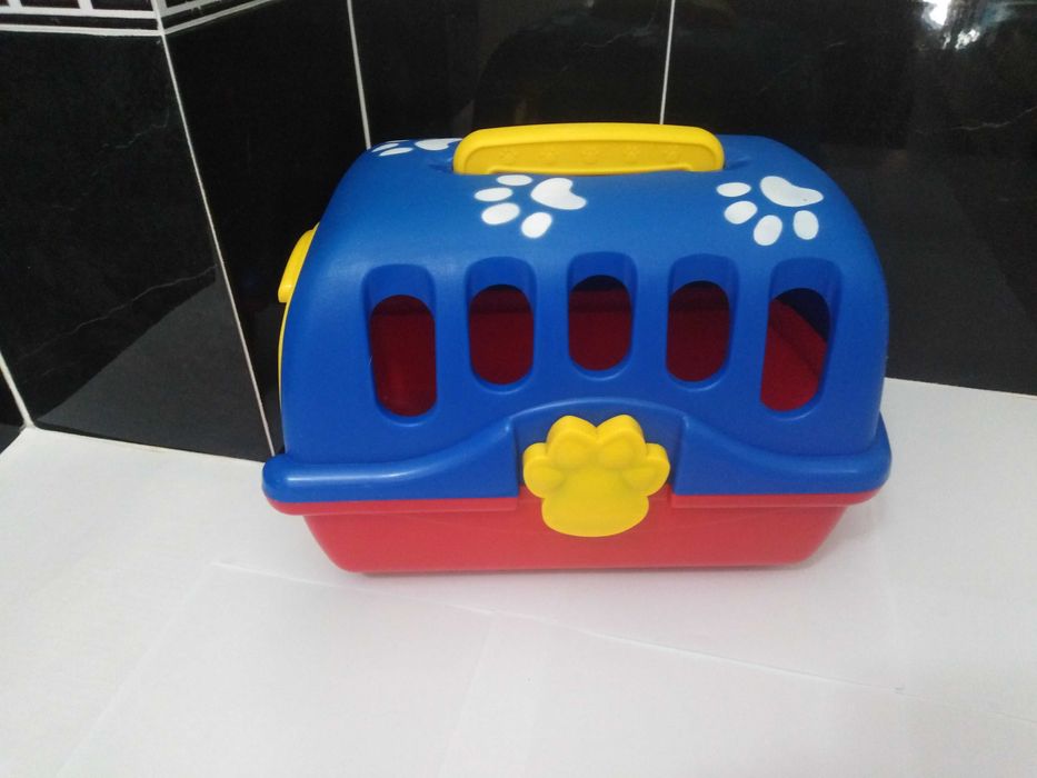 Transportadora de animais para brincar aos Veterinários.