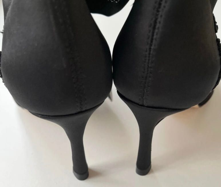 ZARA Satynowe botki na obcasie z ozdobnym haftem i koralikami