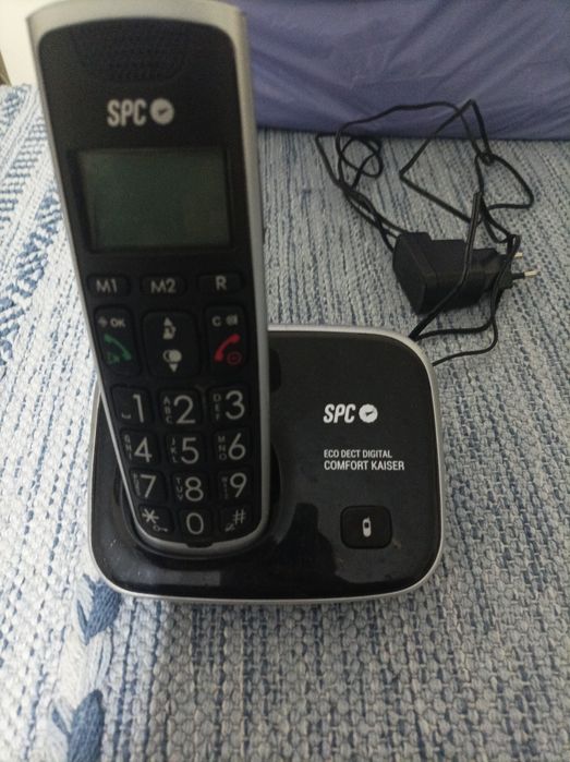 Telefone com teclas grandes.