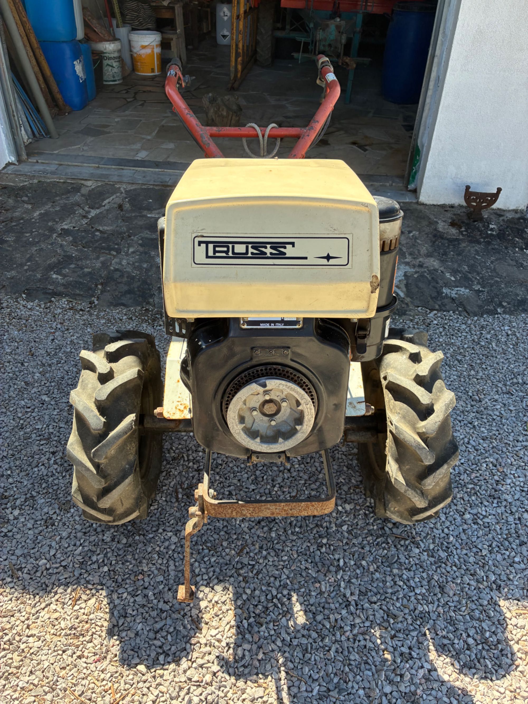 Trator truss moto enchada e atrelado com tração