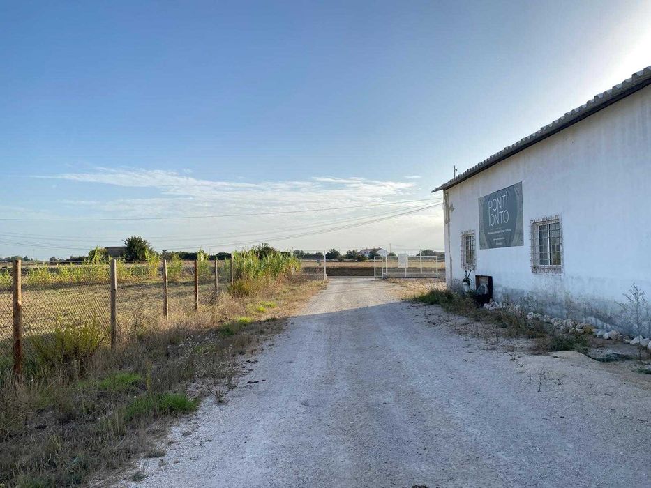 Arrenda-se Armazem em Benavente, boa localização. Só com Contracto.
