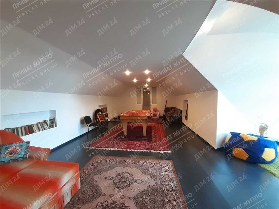 Сосни на ділянці, річка та пляж за воротами. Пошук закінчено!