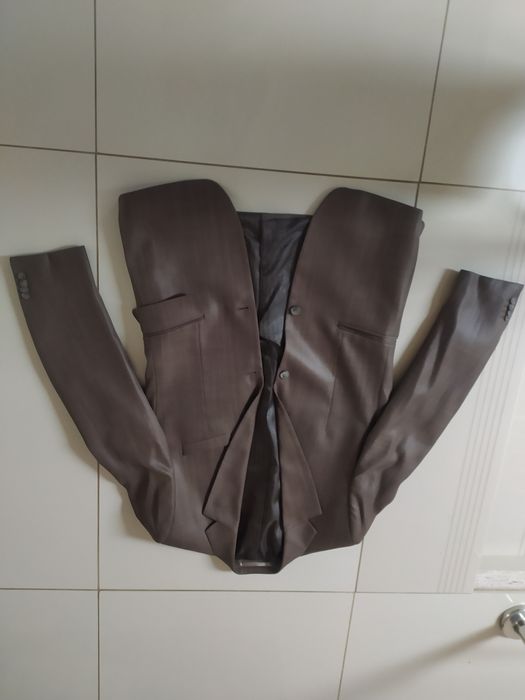 Garnitur męski w kolorze brązowym