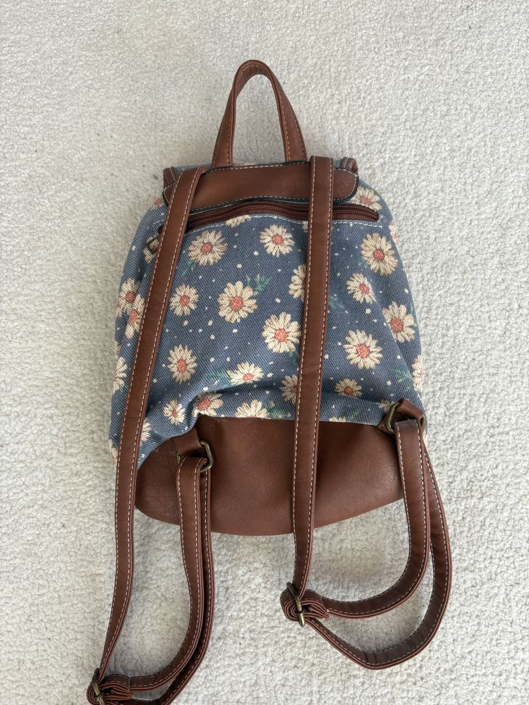 mochila azul flores