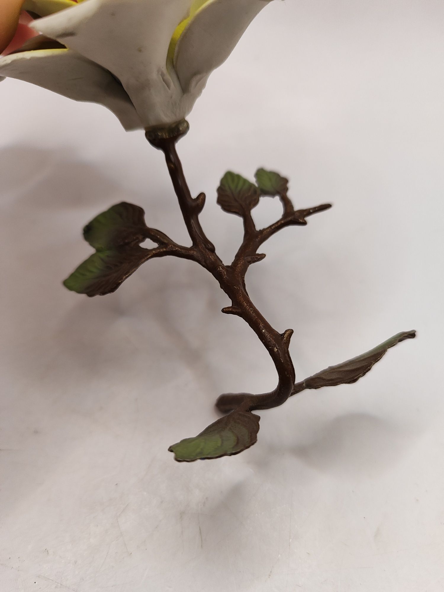 Róża kwiat Capodimonte metal porcelana piękna dekoracja
