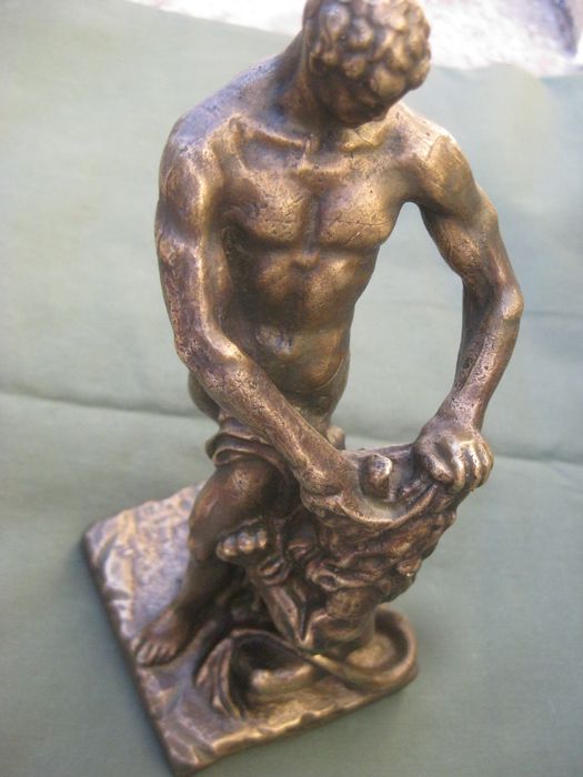 Бронзовая статуэтка "Самсон, разрывающий пасть льва"