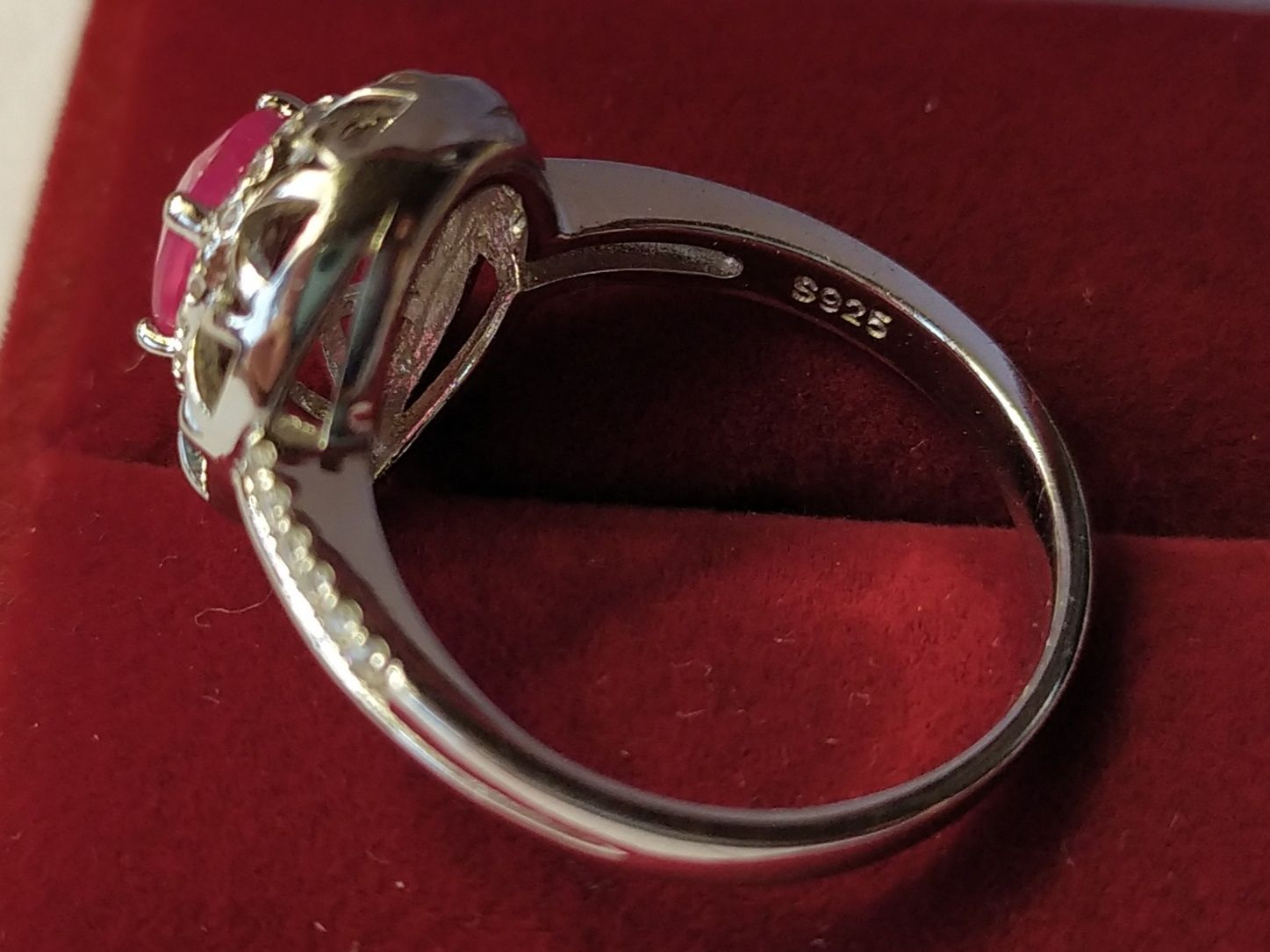 Серебряное кольцо с рубином и цирконами.