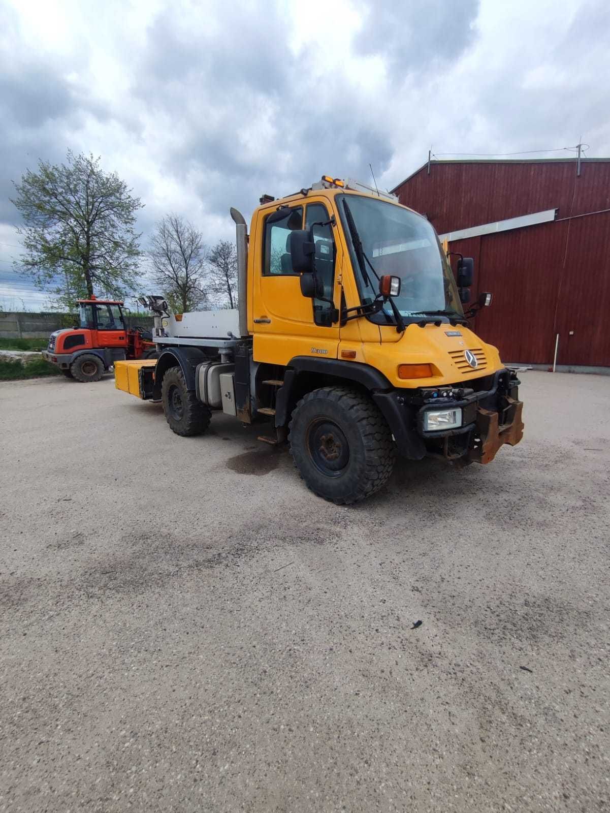 Mercedes Unimog U 300 służba drogowa