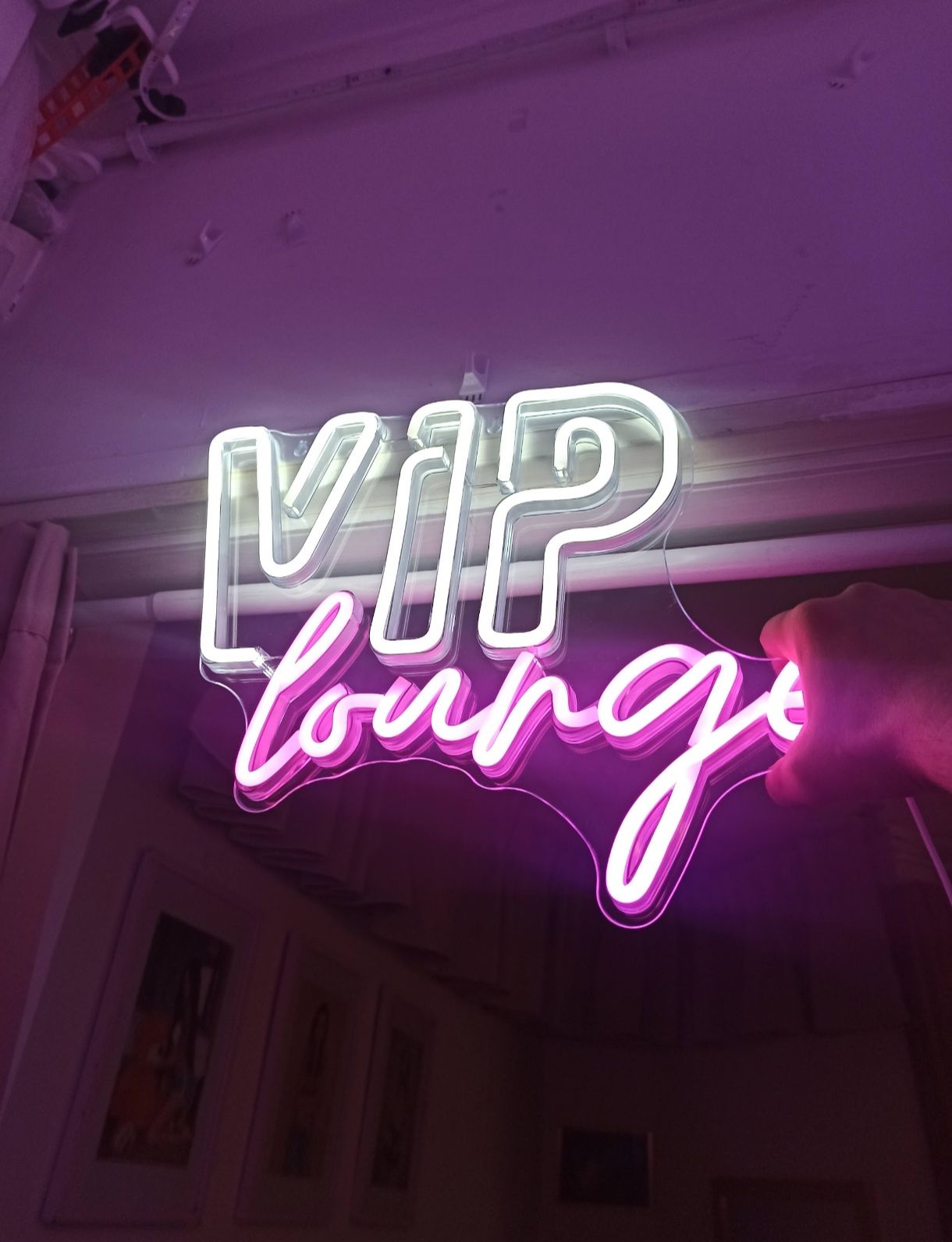Neon napis duży VIP lounge dość duży