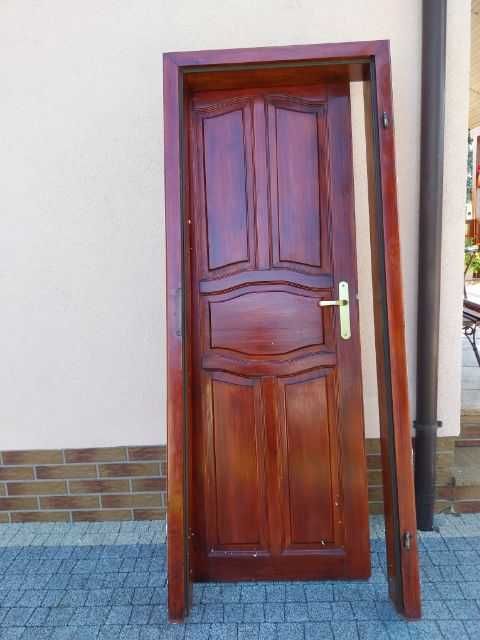 Drzwi drewniane z szybkami i jednolite