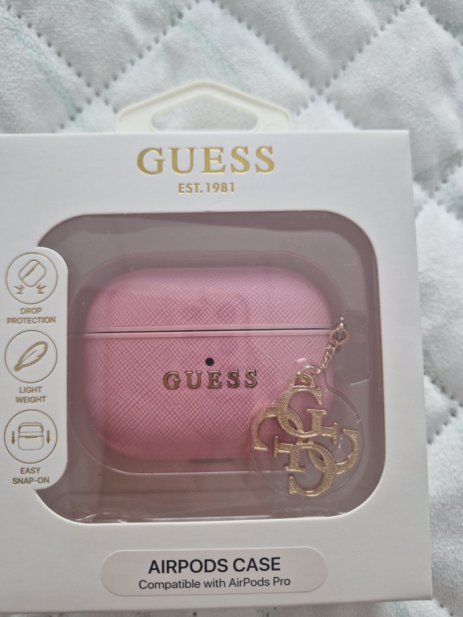 Nowe Etui na słuchawki Guess