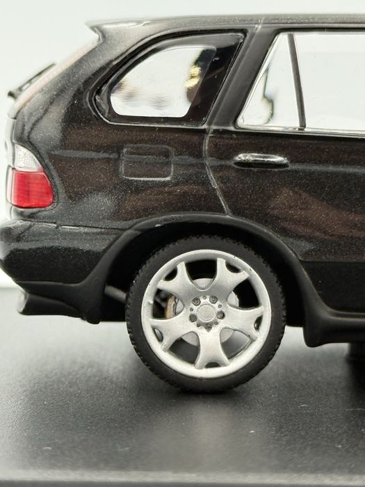 1:43 BMW E53 4.4 MINICHAMPS. Чорний колір.