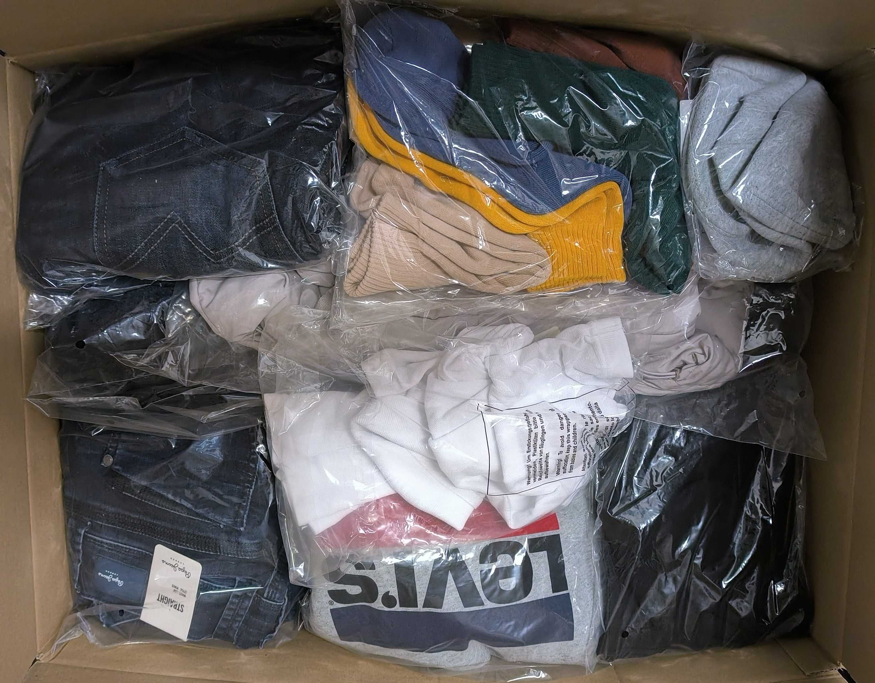 karton box mix - marki tj. Adidas, Nike, Puma, Levi's i wiele innych