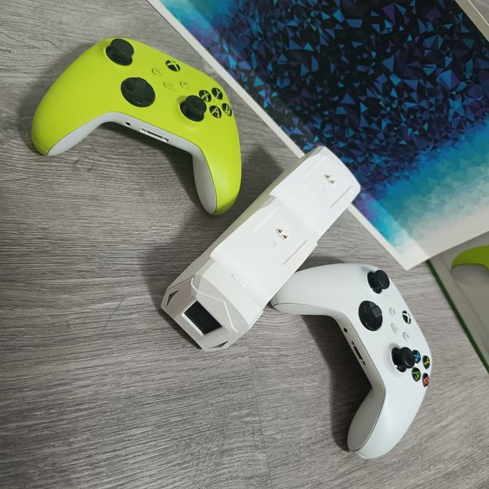 Xbox Series S 512 gb + геймпад + зарядна станція і акумулятори.