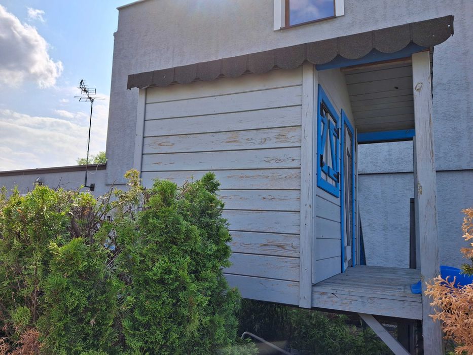 Domek drewniany  ze zjerzdżalnią