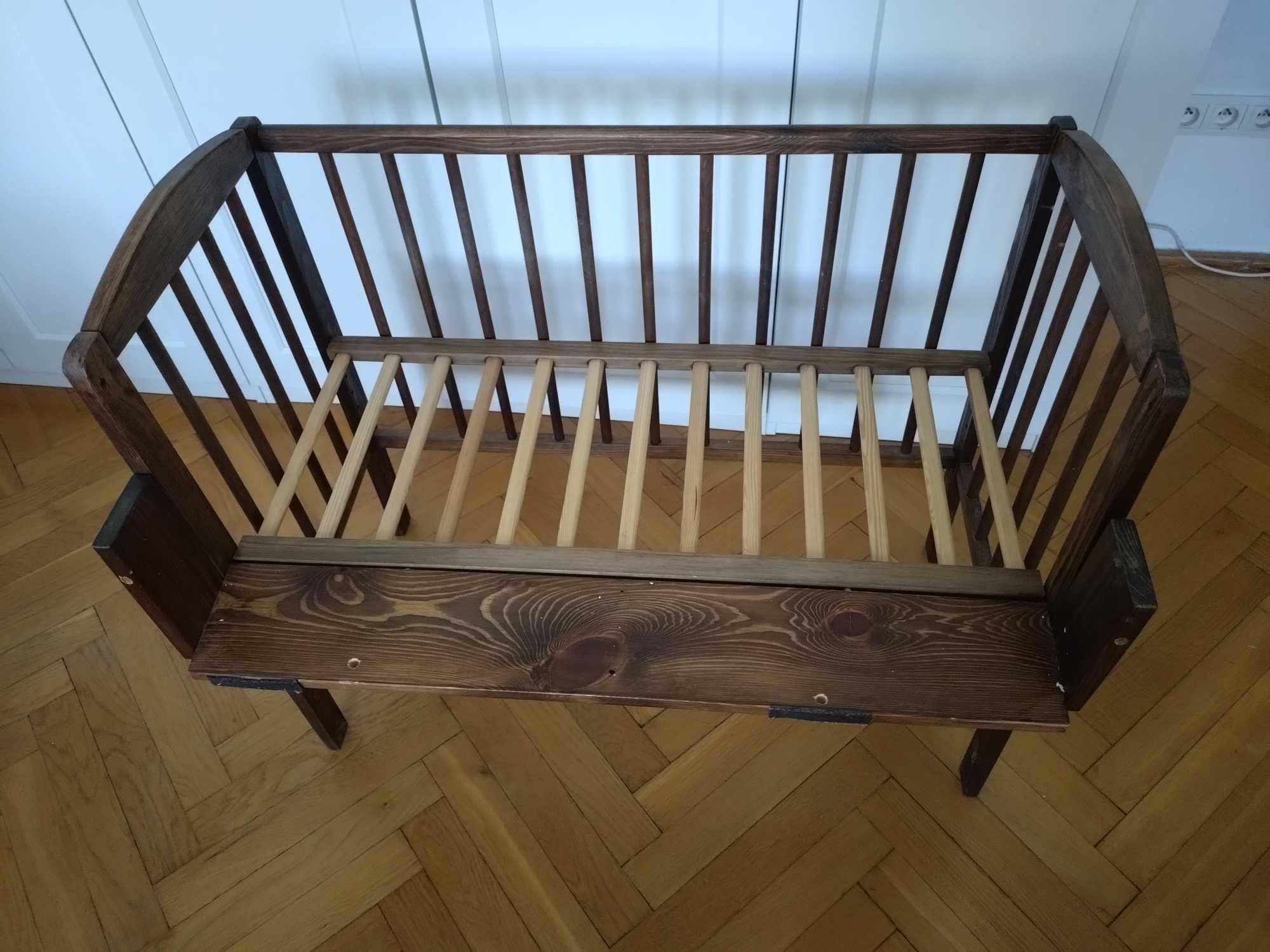 Łóżeczko drewniane dostawką z materacem