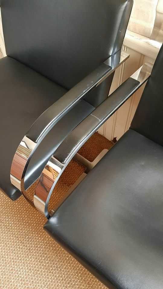 Par de cadeiras cantilever com braços, modelo Brno da Knoll