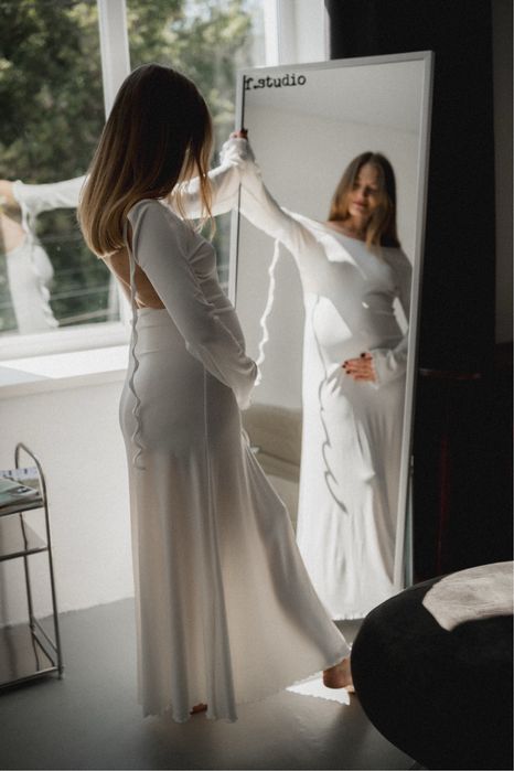 Біла довга сукня для вагітних на фотосесію